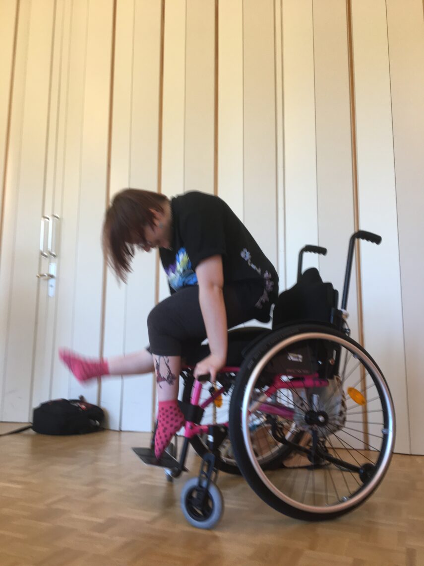 Tanzende Jugendliche auf dem Rollstuhl